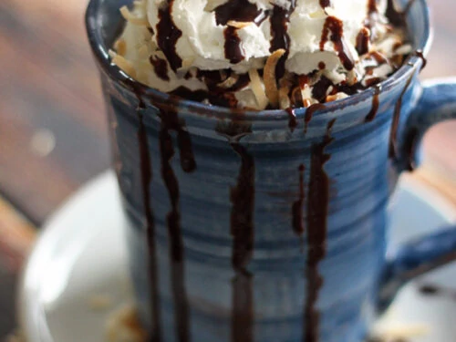 Chocolat chaud aux barres chocolatées Almond Joy dans une tasse