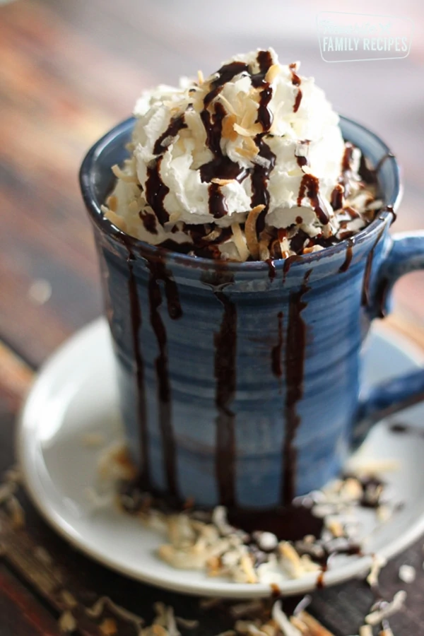 Chocolate caliente de barra de caramelo Almond Joy en una taza