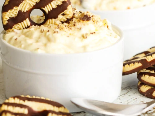 Fudge Stripe Cookie Salad with Mandarin Oranges. serveras i en rund skål med en fudge stripe cookie på toppen