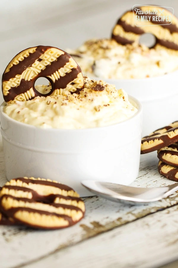 Salade de biscuits à rayures au caramel avec oranges mandarines servie dans un plat rond avec un biscuit à rayures au caramel sur le dessus