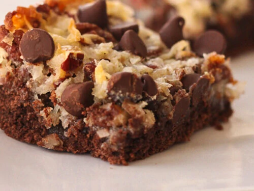 Une Barre à Biscuits au Chocolat Allemande avec une autre en arrière-plan sur une assiette.