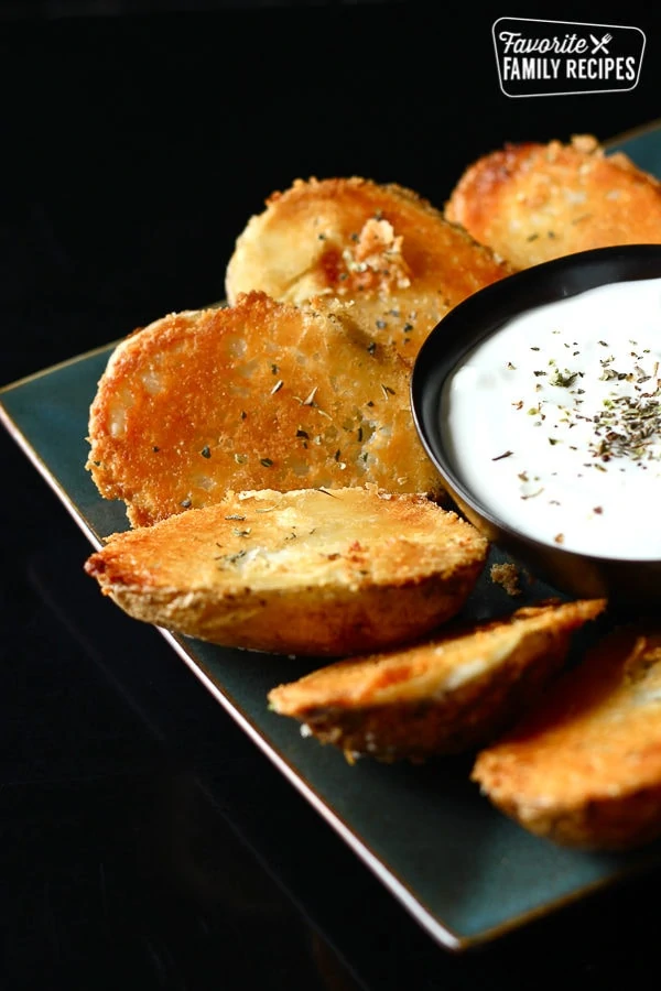 Moitié de pommes de terre au four au parmesan avec un côté de crème sure