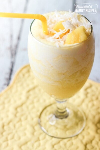 Creamy Piña Colada Smoothie Recipe (5 ingredients)