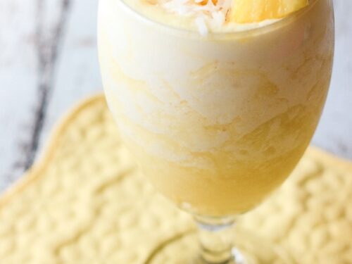 Creamy Piña Colada Smoothie Recipe (5 ingredients)