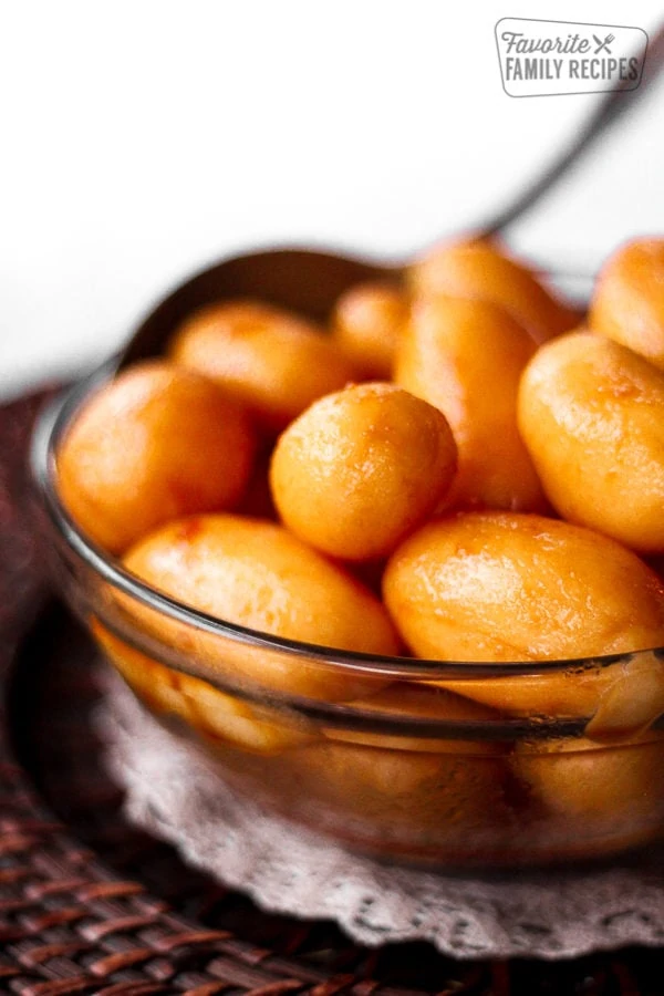 Les Brunede Kartofler danois ou les pommes de terre rissolées caramélisées dans un bol.