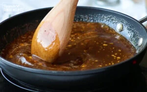 Sauce de cuisson qui sera badigeonnée sur le jambon