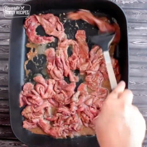 Cozinhando fatias de carne de vaca numa frigideira