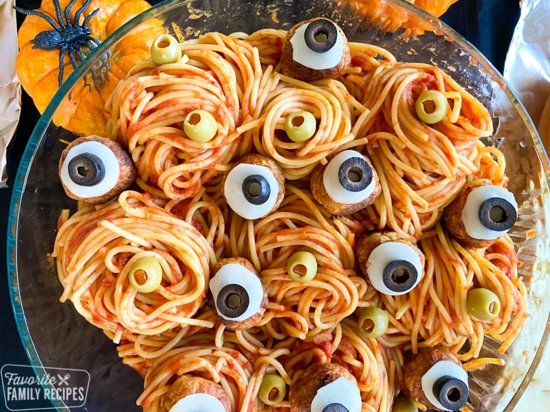 Spaghetti mit Fleischbällchen, die wie Augen aussehen