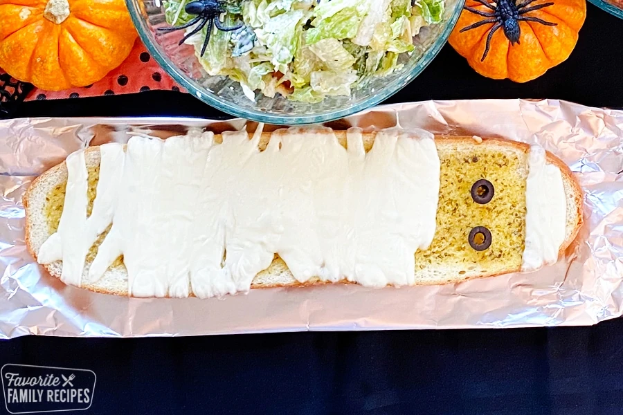 Pane all'aglio con formaggio che sembra una mummia