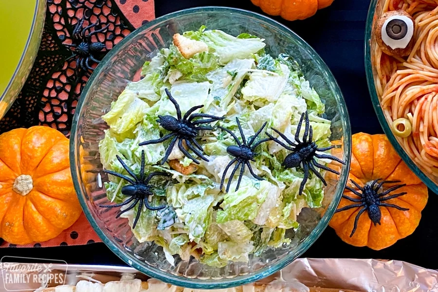 Halloween-Caesar-Salat mit Spinnen in der Schüssel