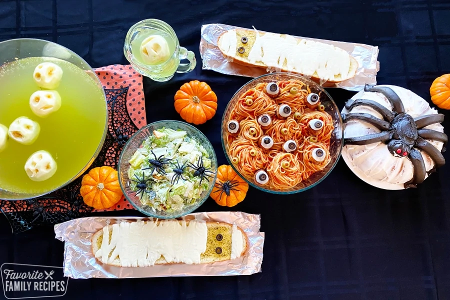 Halloween-Dinner mit Spaghetti, Salat, Knoblauchbrot und Bundt-Kuchen