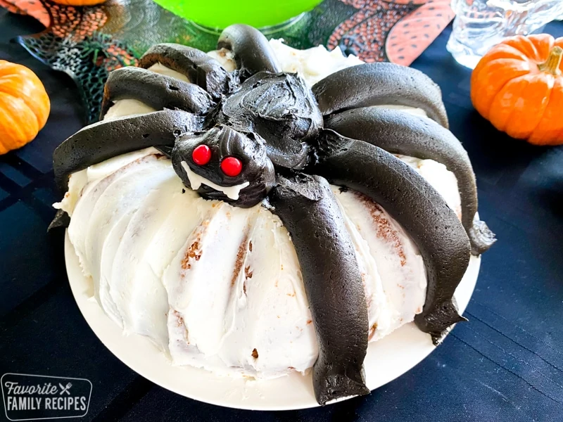 Bundt-Kuchen mit schwarzem Zuckerguss, der wie eine riesige Spinne aussieht