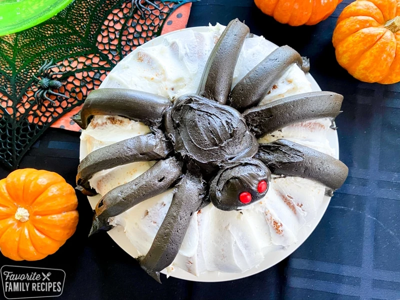 Topaanzicht van bundt cake die eruit ziet als een reuzenspin