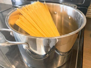 spaghettinoedels in een pan