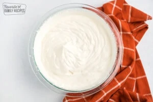  Crème fouettée dans un bol en verre