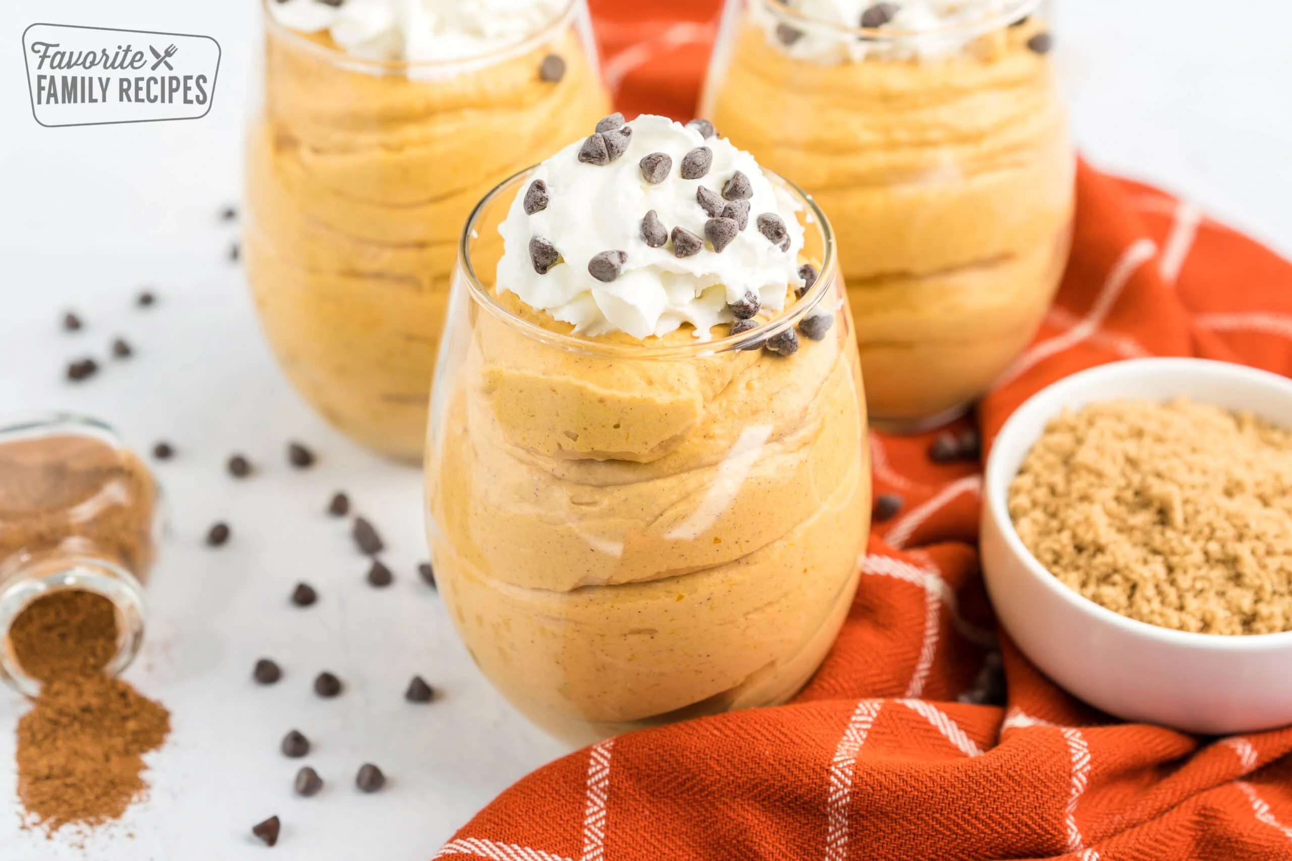 de Abóbora com mousse de copos coberto com chantilly e pedaços de chocolate em cima