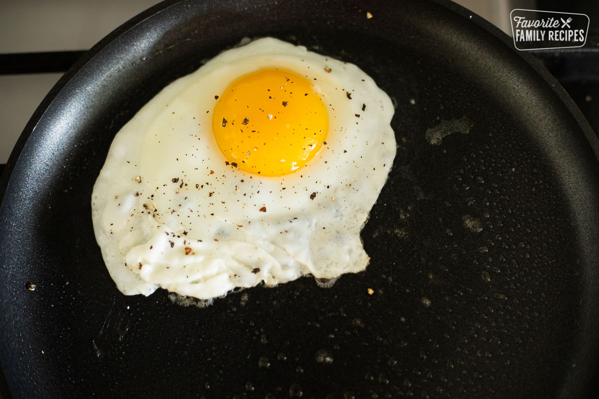https://www.favfamilyrecipes.com/wp-content/uploads/2022/04/Fried-Eggs-3.jpg