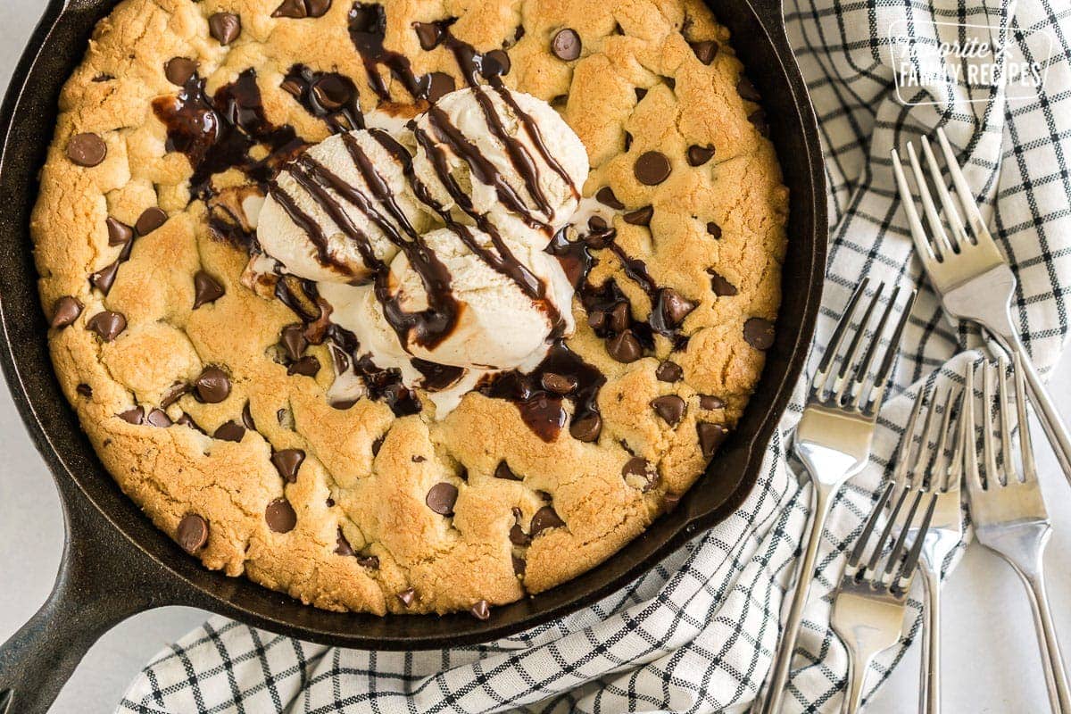 Chocolate Chip Skillet Cookie - 1 skillet+many spoons=WINNING!