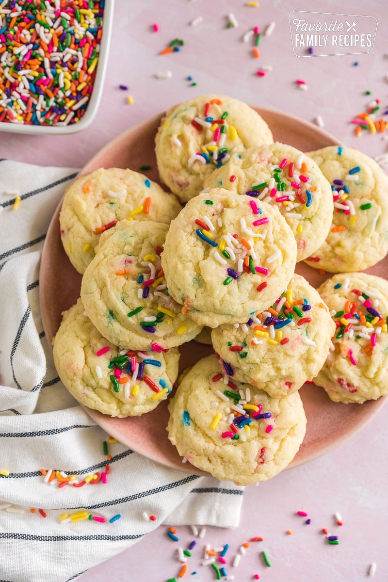 Funfetti Cupcakes – Deliciously Sprinkled