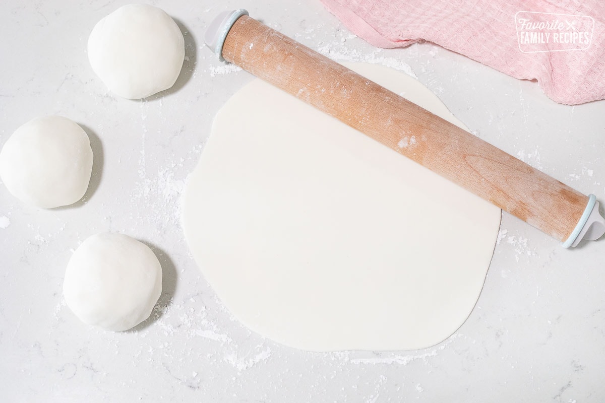 How To Make Fondant: 10 Minute Recipe (Just 4 Ingredients)