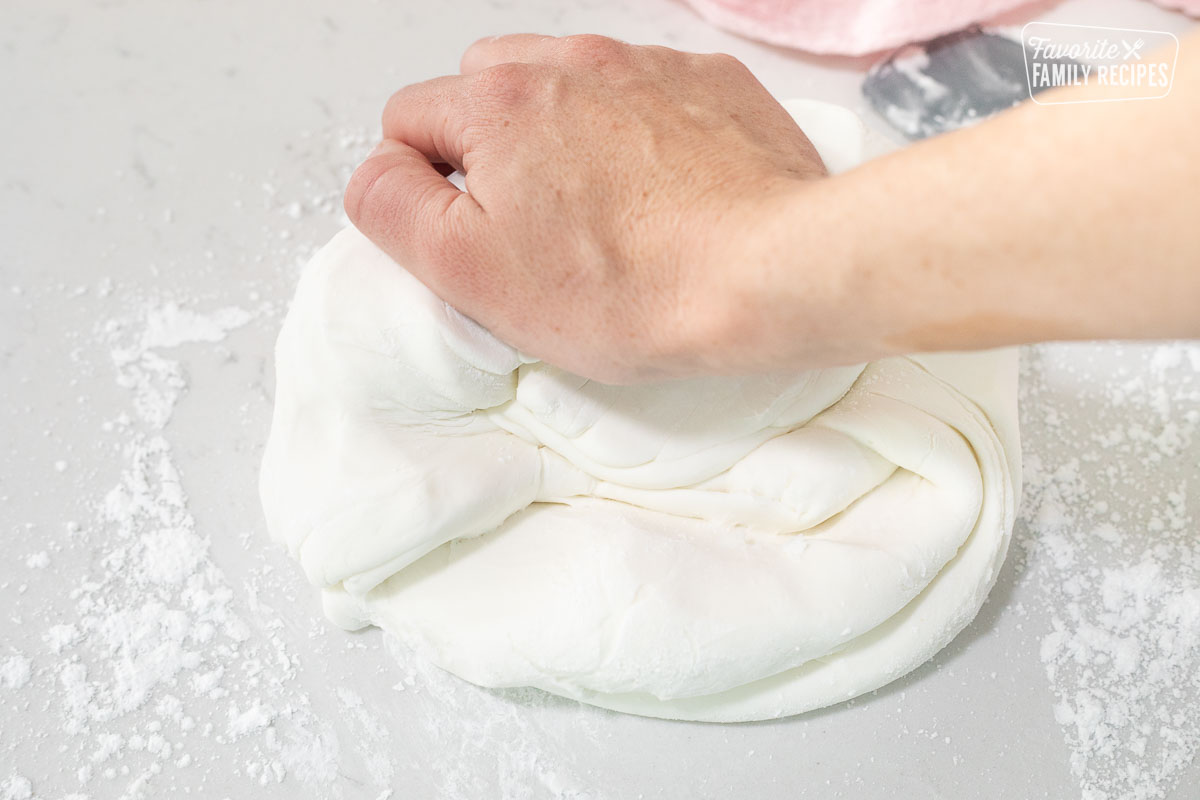 Fondant…how to make it, use it and eat it!