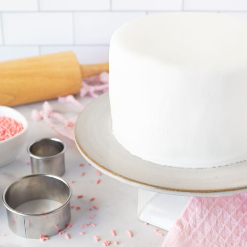Calumet Bakery Balls and Bows Simple Fondant Cake | Fondant cake designs,  Fondant icing cakes, Cake decorating with fondant
