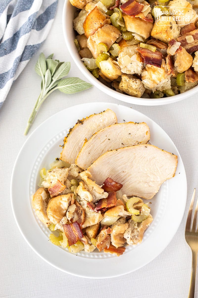 https://www.favfamilyrecipes.com/wp-content/uploads/2023/10/Bacon-Stuffing-with-turkey.jpg
