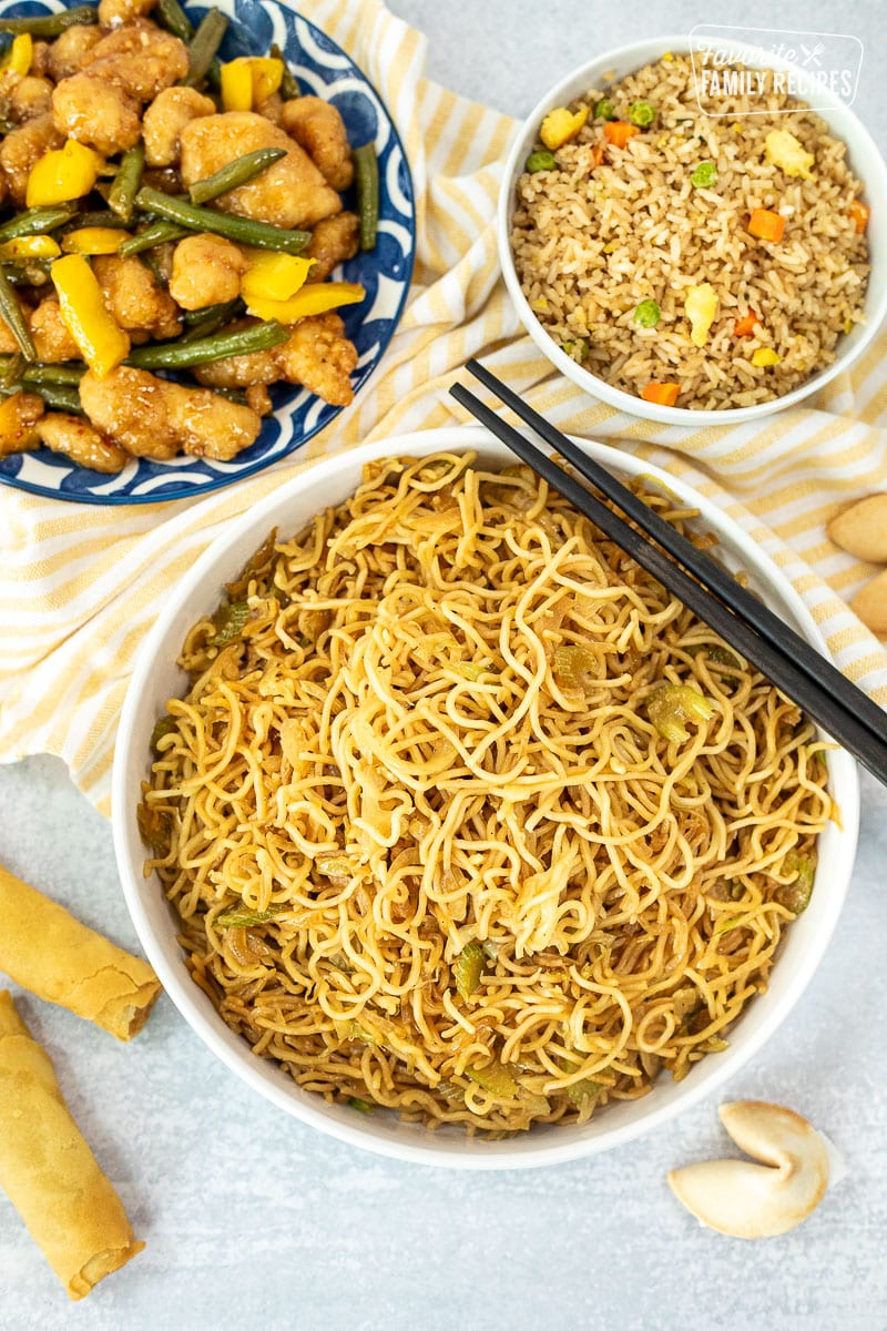 https://www.favfamilyrecipes.com/wp-content/uploads/2023/10/Top-view-Panda-Express-Chow-Mein-Noodles.jpg