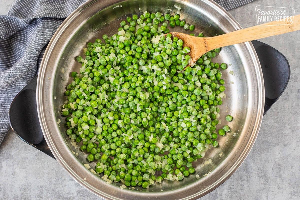 Skillet with peas and onion.